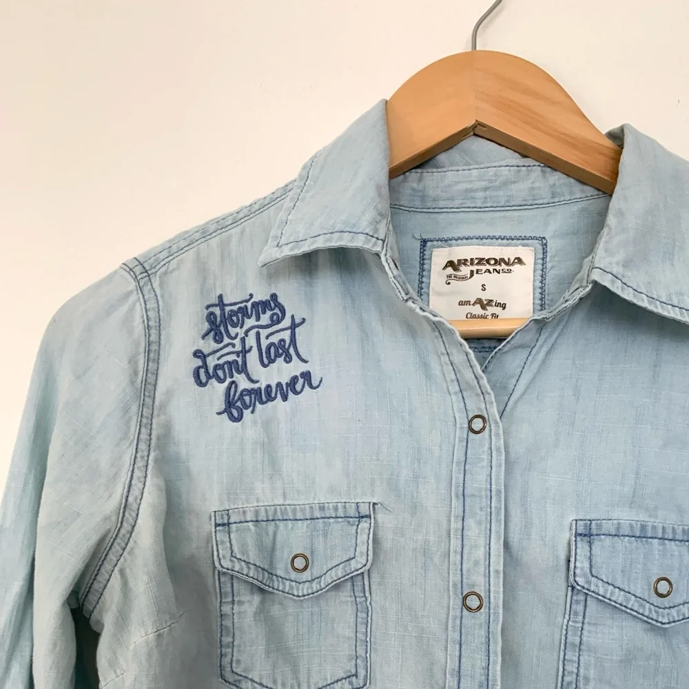 🪴Arizona denim blue embroidered button-up shirt top - Picture 2 of 6